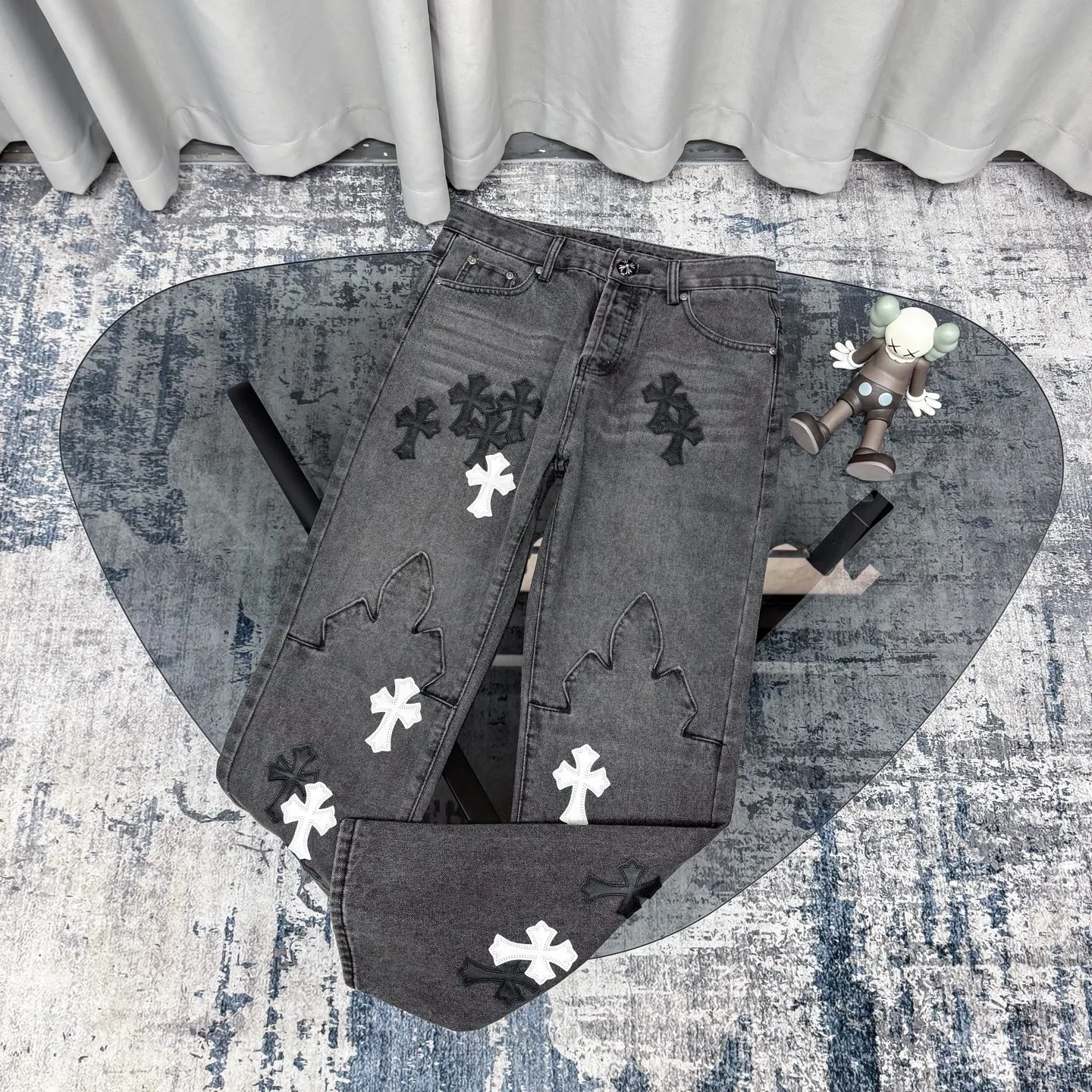 P280 Chrome Hearts city-limited flame black and white leather jeans need to be washed after the finished product is disassembled and hand-made with sheepskin cross leather and then spliced ​​together. The whole piece has too many craftsmanship to explain. The cabinet price is 34W+, the patchwork is decorated with cross flowers, and the high-waisted washed jeans! ! Absolutely high-end luxury products, 8W+ level god-level single products, super popular products, made with top heavy industry, a magic weapon that cannot be missed. About Kroxin This is an extremely luxurious fashion brand, which can also be called the aristocrats of the high street. It has always been an exclusive brand for some hipsters or rich second generation. Compared with ordinary high streets, it is more luxurious and noble. Compared with luxury brands, it has a more fashionable personality and has always been a brand that I have a special liking for. Size: 28 30 32 34 (corresponds to S-XL) Size chart: 28 Waist 76 Pants length 104 Hips 98 30 Waist 80 Pants length 105 Hips 102 32 Waist 84 Pants length 106 Hips 106 34 Waist 88 Pants length 107 Hips 110